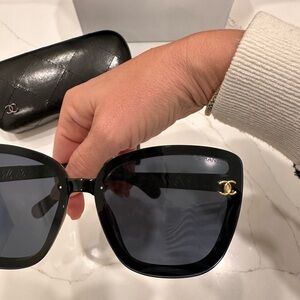 Elegant Black Sunglasses with Gold Accent